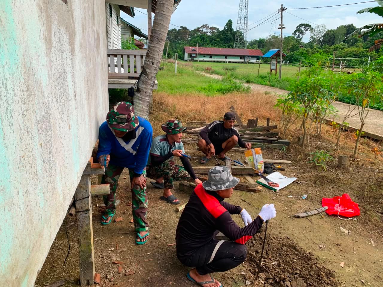 Wujudkan Mimpi Hunian Layak, Anggota Satgas TMMD dan Warga Kebut Pembangunan Rumah.