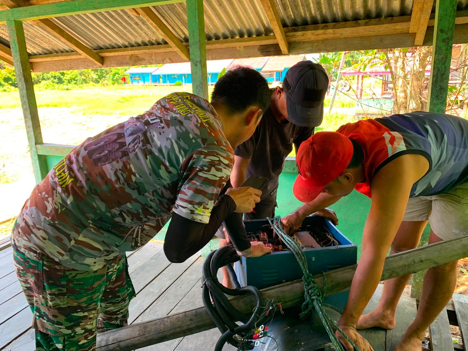 Cepat Tanggap, Anggota Satgas TMMD ke 129 Kodim 1206/Psb Bantu Perbaikan Listrik Desa.   KAPUAS HULU – Anggota Satuan Tugas (Satgas)  TNI Manunggal Membangun Desa (TMMD) bergerak cepat membantu warga memperbaiki mesin genset pembangkit listrik tenaga diesel (PLTD) milik desa yang mengalami kerusakan. Sabtu (18/07/2026).   Aksi tanggap ini dilakukan untuk memastikan pasokan listrik ke rumah-rumah warga kembali normal dan aktivitas masyarakat tidak terganggu.  Kehadiran Satgas TMMD di lapangan tidak hanya fokus pada pembangunan infrastruktur fisik saja. Bantuan perbaikan fasilitas vital seperti mesin listrik ini menjadi bukti nyata kedekatan TNI dengan rakyat dalam mengatasi kesulitan sehari-hari.   Warga desa mengapresiasi respons cepat para prajurit dengan tanggap walupun belum bisa hidup di karenakan alat yang rusak harus di pesan terlebih dahulu mengingat jauhnya dan akses jalan pun belum tembus.