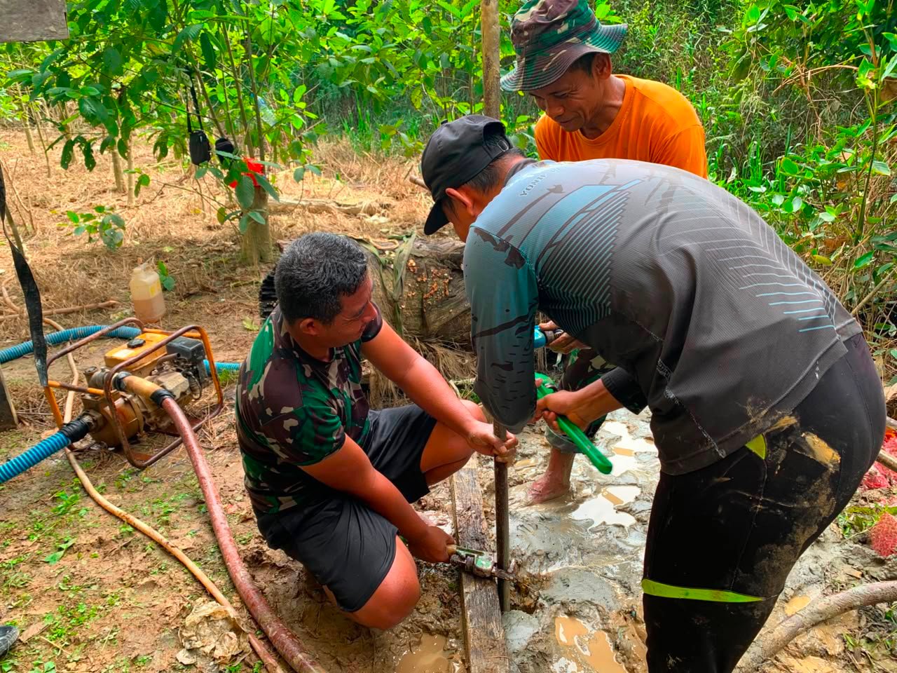 Percepat Akses Air Bersih di Desa Belatung, Satgas TMMD Regtas Ke-129 Kodim 1206/Putussibau Laksanakan Pengeboran di Dekat Gedung Serbaguna Tauk Begulai