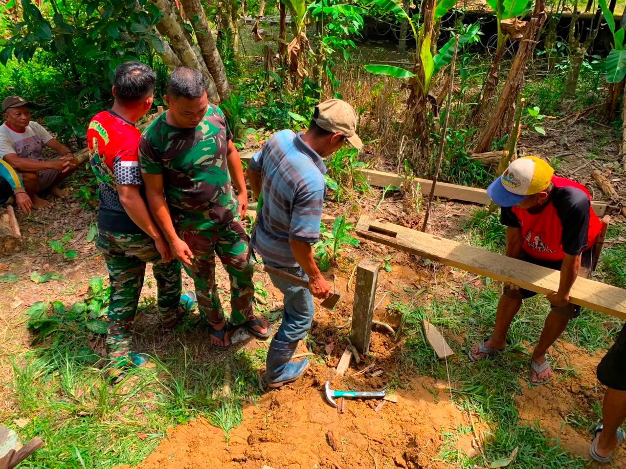 Tahapan Pembangunan MCK Pada Program TMMD Regtas Ke-129 Kodim 1206/Putussibau Memasuki Pemasangan Pondasi