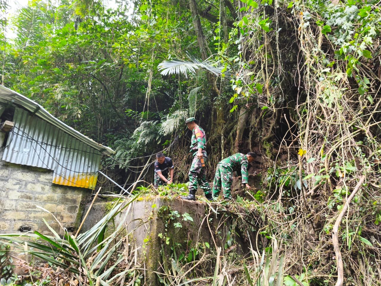 Turun Langsung ke Lapangan, Wadan Satgas TMMD Ke-129 Pimpin Pembersihan Yeh Tipat