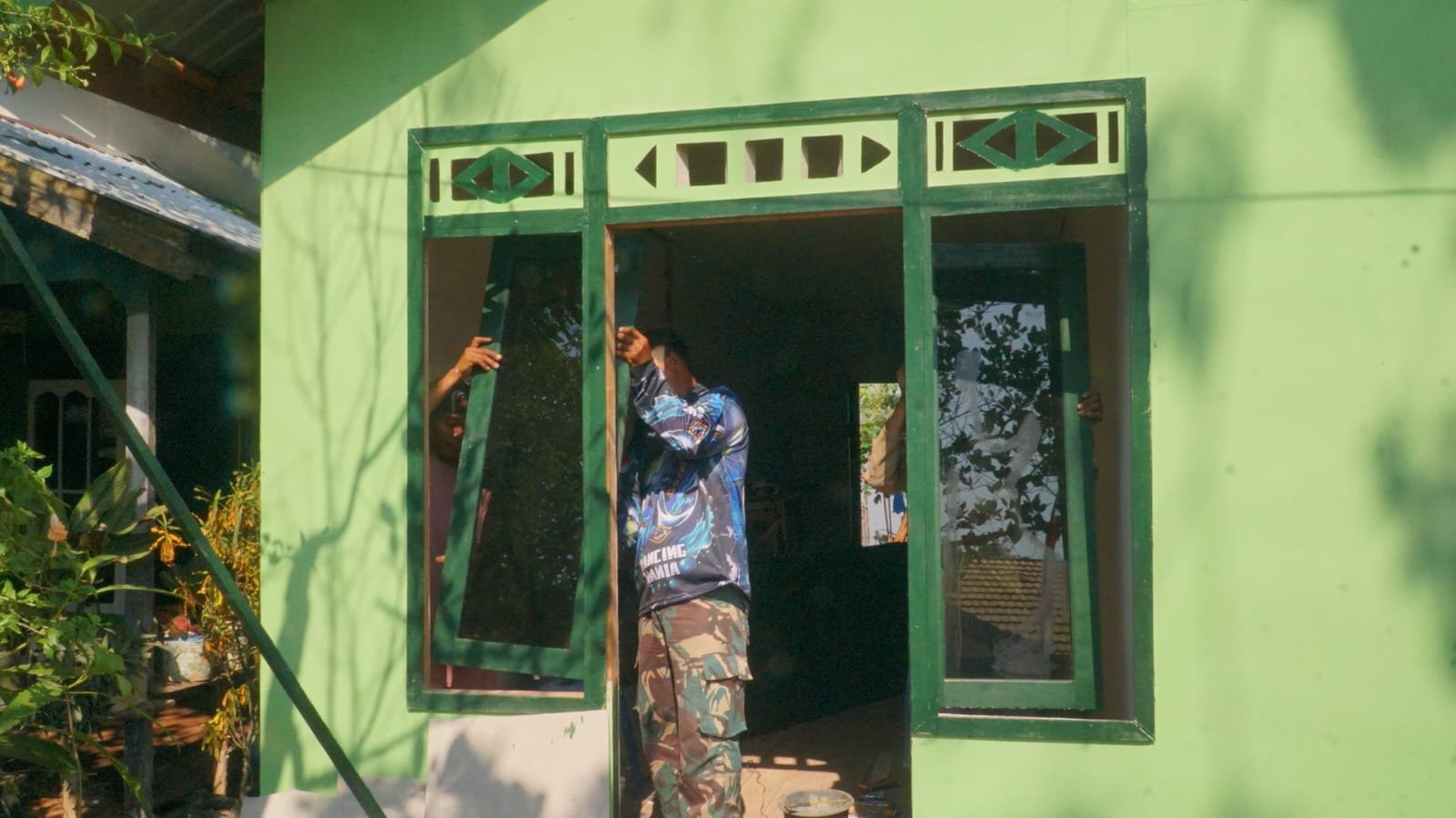 Satgas TMMD dan Warga Bersatu, Pemasangan Pintu dan Jendela Perkuat Hunian Layak bagi Masyarakat