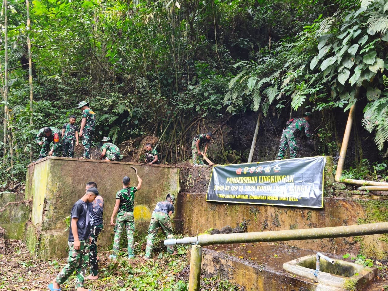 Gotong Royong Satgas TMMD dan Warga, Sumber Air Yeh Tipat Dibersihkan dari Semak Liar