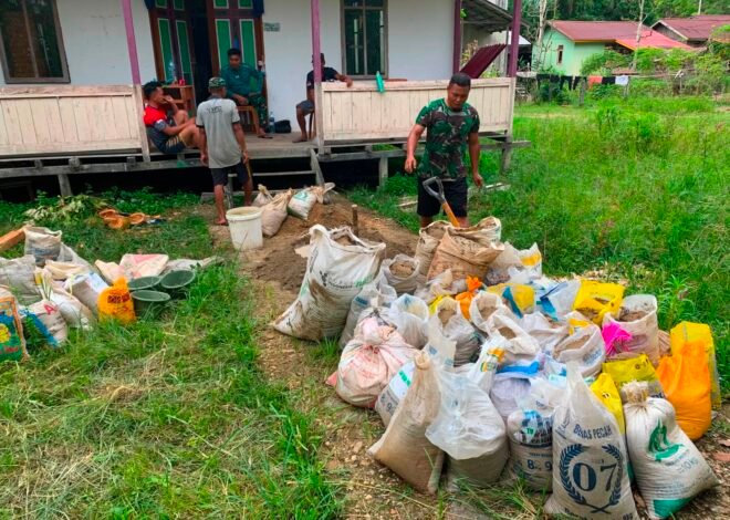 Kebersamaan Anggota Satgas TMMD Kodim 1206/Putussibau dan Warga Saat Angkat Pasir dari Sungai untuk Pembangunan MCK di Desa Belatung