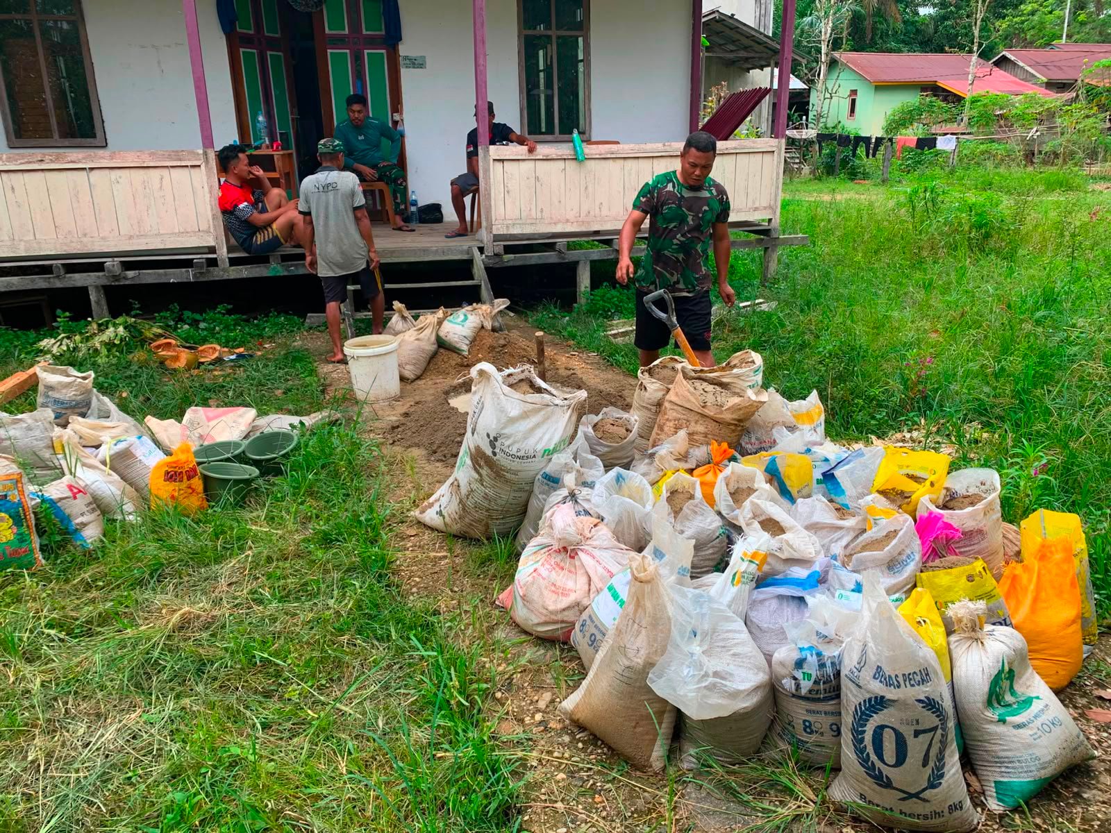 Kebersamaan Anggota Satgas TMMD Kodim 1206/Putussibau dan Warga Saat Angkat Pasir dari Sungai untuk Pembangunan MCK di Desa Belatung