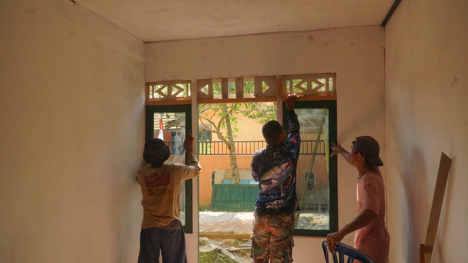 Pintu dan Jendela Terpasang, Satgas TMMD Bersama Warga Sempurnakan RTLH Sasaran 4
