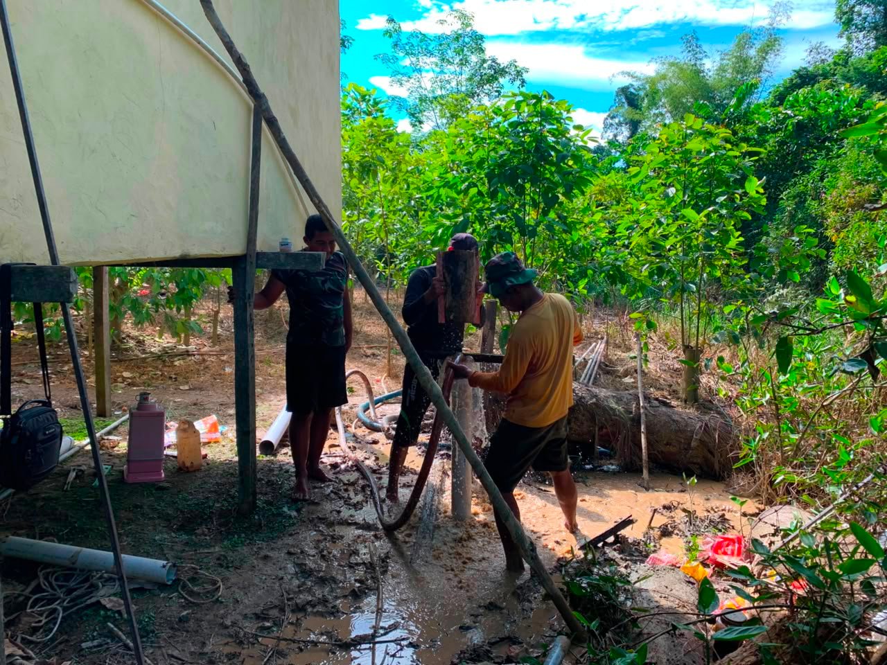 Sumur Bor TMMD Ke-129 Kodim 1206/Putussibau di Gedung Serbaguna Tauk Begulai Dusun Belatung Akhirnya Keluarkan Air