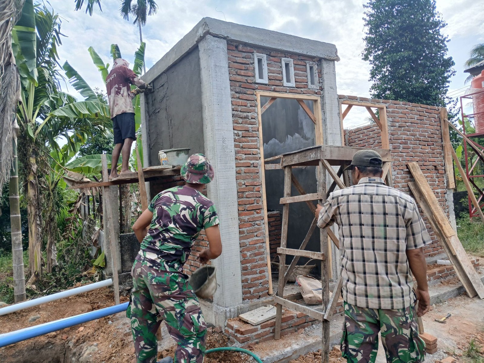 Satgas TMMD dan Warga Percepat Pembangunan MCK di TPU Blang Cot Demi Sanitasi yang Lebih Baik