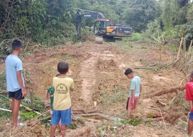 Jadi Hiburan Menarik, Alat Berat Pembukaan Jalan Jadi Tontonan Warga di Lokasi TMMD