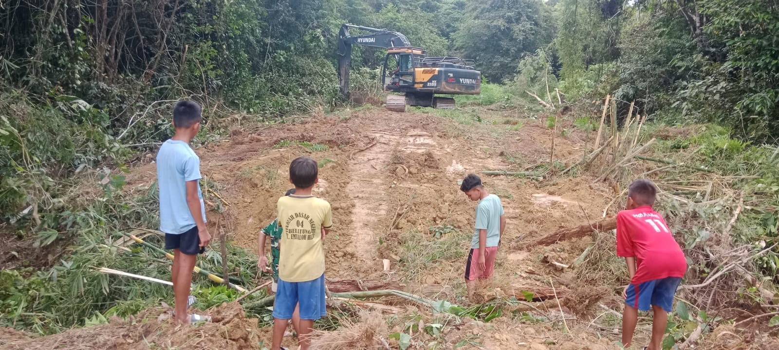 Jadi Hiburan Menarik, Alat Berat Pembukaan Jalan Jadi Tontonan Warga di Lokasi TMMD
