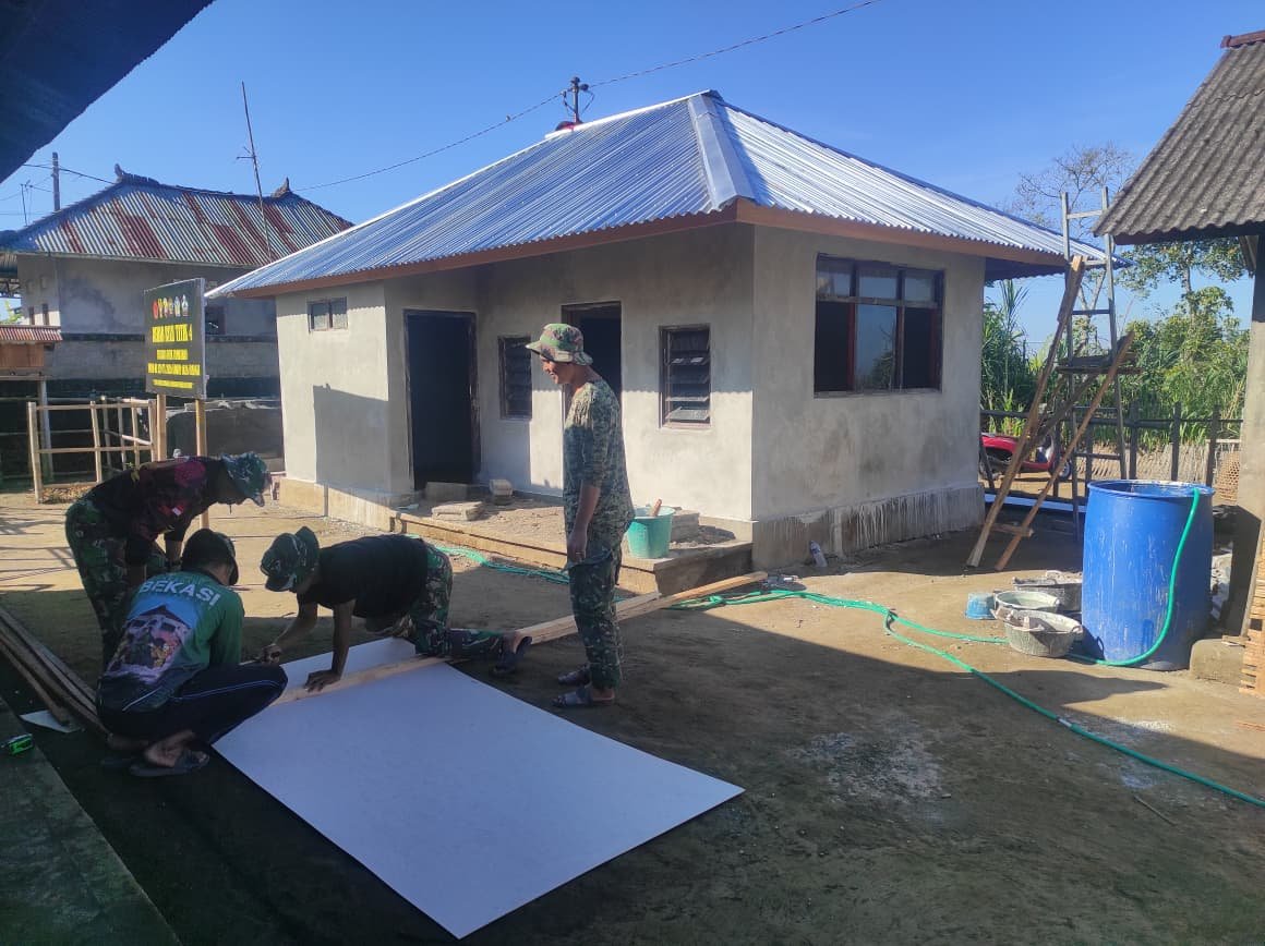 Satgas TMMD dan Warga Gotong Royong Pasang Plafon Kalsiboard Rumah Ni Nengah Madri