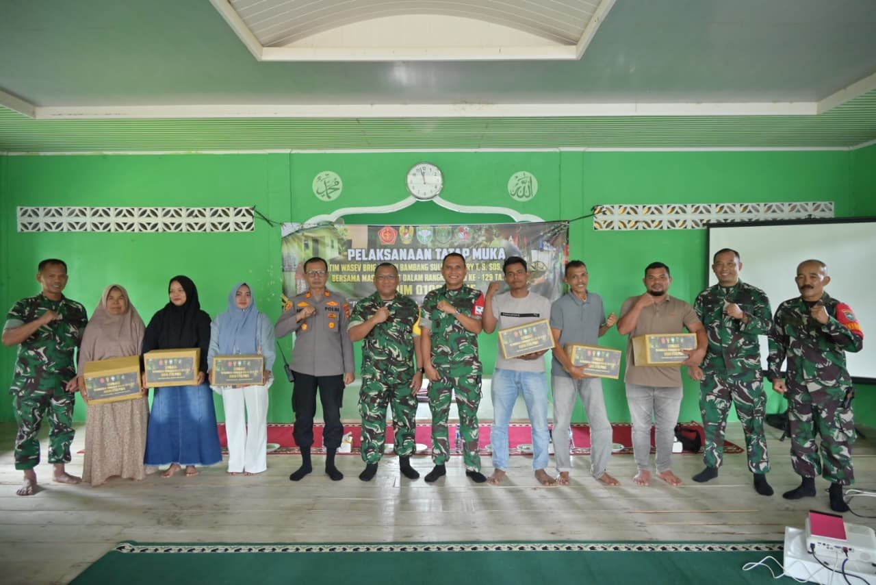 Tim Wasev TMMD Ke-129 Kodim 0102/Pidie Tatap Muka dengan Warga, Salurkan Bantuan Sembako sebagai Wujud Kepedulian TNI
