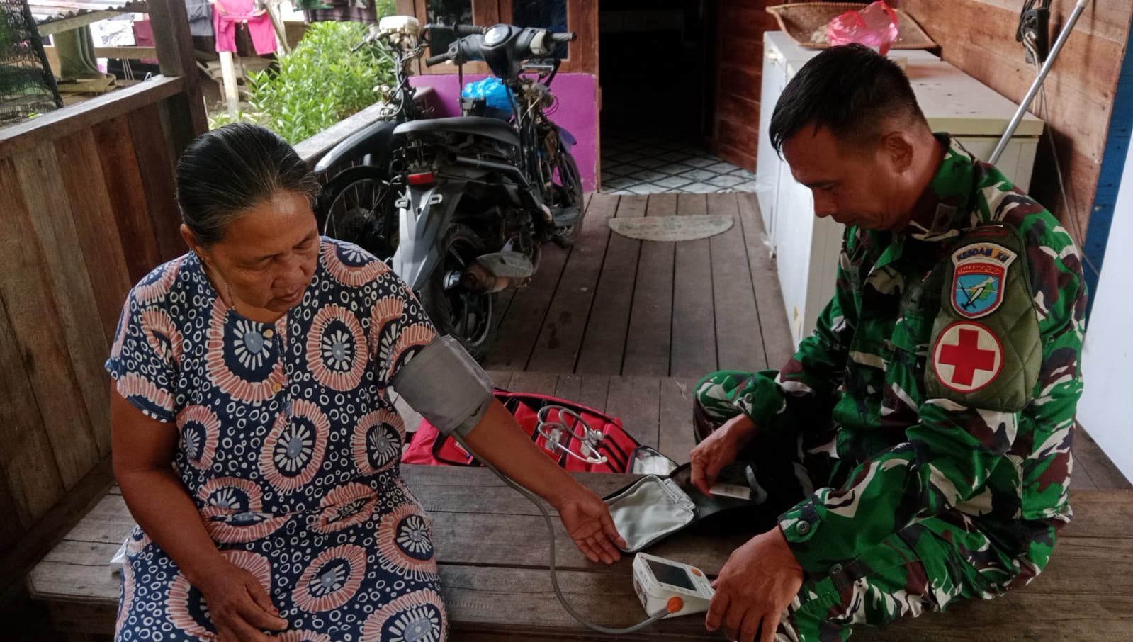 Peduli Kesehatan Warga, Satgas TMMD Gelar Layanan Pengobatan Gratis di Pelosok Desa.