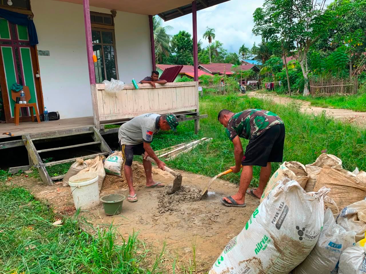 Program TNI Manunggal Membangun Desa (TMMD) Regtas Ke-129 Kodim 1206/Putussibau, Anggota Satgas banyak menimba ketrampilan di pertukangan bangunan.  Embaloh Hilir, Kapuas Hulu – Seperti Kopda Tomi dan Pratu Miki yang awalnya tidak tahu sama sekali tentang tahap pembangunan, sekarang sudah banyak yang mengerti tentang pertukangan.  Dirinya terlihat mahir dalam aduk mengaduk adonan pasir bercampur dengan semen untuk bangunan MCK di Gereja Santo Mikael, Desa Belatung, Kecamatan Embaloh Hilir, Kabupaten Kapuas Hulu  “Banyak pengalaman yang kami dapat, salah satunya pembuatan adukan semen pasir, jadi kami sudah tau takarannya,” ujar Kopda Tomi, Senin (20/07/2026).  Menurutnya, dengan takaran yang tepat dan dengan gerakan cangkul yang dilakukan secara terus menerus, sehingga menghasilkan adonan yang sesuai.  Hal itu, ia kerjakan selama pelaksanaan TMMD bersama masyarakat mempercepat proses pembangunan fisik di Desa Belatung.  “Kami tidak sendiri, kita bergotong royong bersama warga disini. Kebetulan saya sudah spesialis mengaduk pasir dan semen untuk pembuatan MCK”,pungkas Kopda Tomi.  Sementara, warga Desa Belatung yang turut membantu anggota Satgas TMMD mengaku senang dengan di bangunnya MCK, “Terimakasih berkat TMMD kini sudah bagus, bersih dan nyaman. Mudah-mudahan berkah bagi masyarakat disini,” pungkasnya salah satu warga D𝖾𝗌𝖺 Belatung. (Pendim1206/Psb)