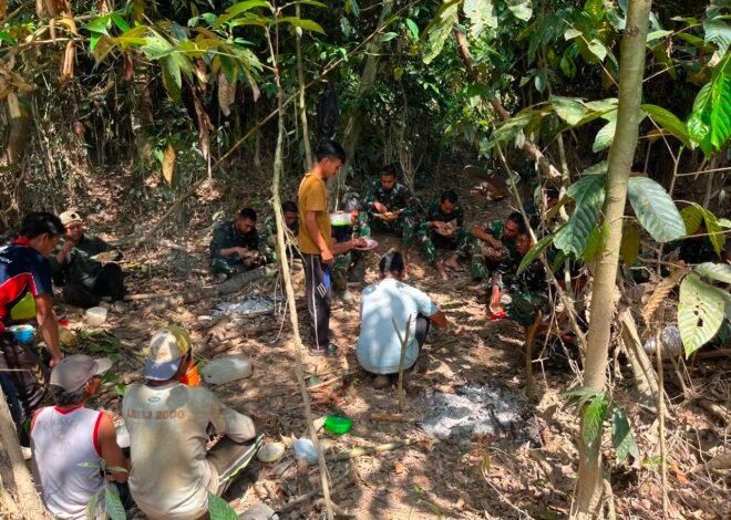 Hangatnya Kebersamaan, Satgas TMMD ke 129 Kodim 1206/Putussibau dan Warga Desa Belarung Gelar Makan Bersama di Lokasi TMMD.