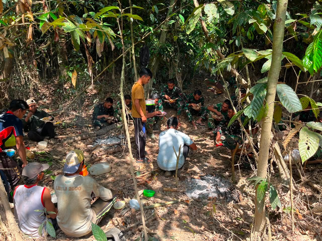 Hangatnya Kebersamaan, Satgas TMMD ke 129 Kodim 1206/Putussibau dan Warga Desa Belarung Gelar Makan Bersama di Lokasi TMMD.