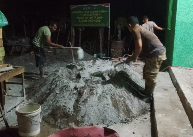 Lembur Demi Warga, Satgas TMMD Ke-129 Kodim 0102/Pidie Tuntaskan Pengecoran Lantai RTLH Hingga Malam