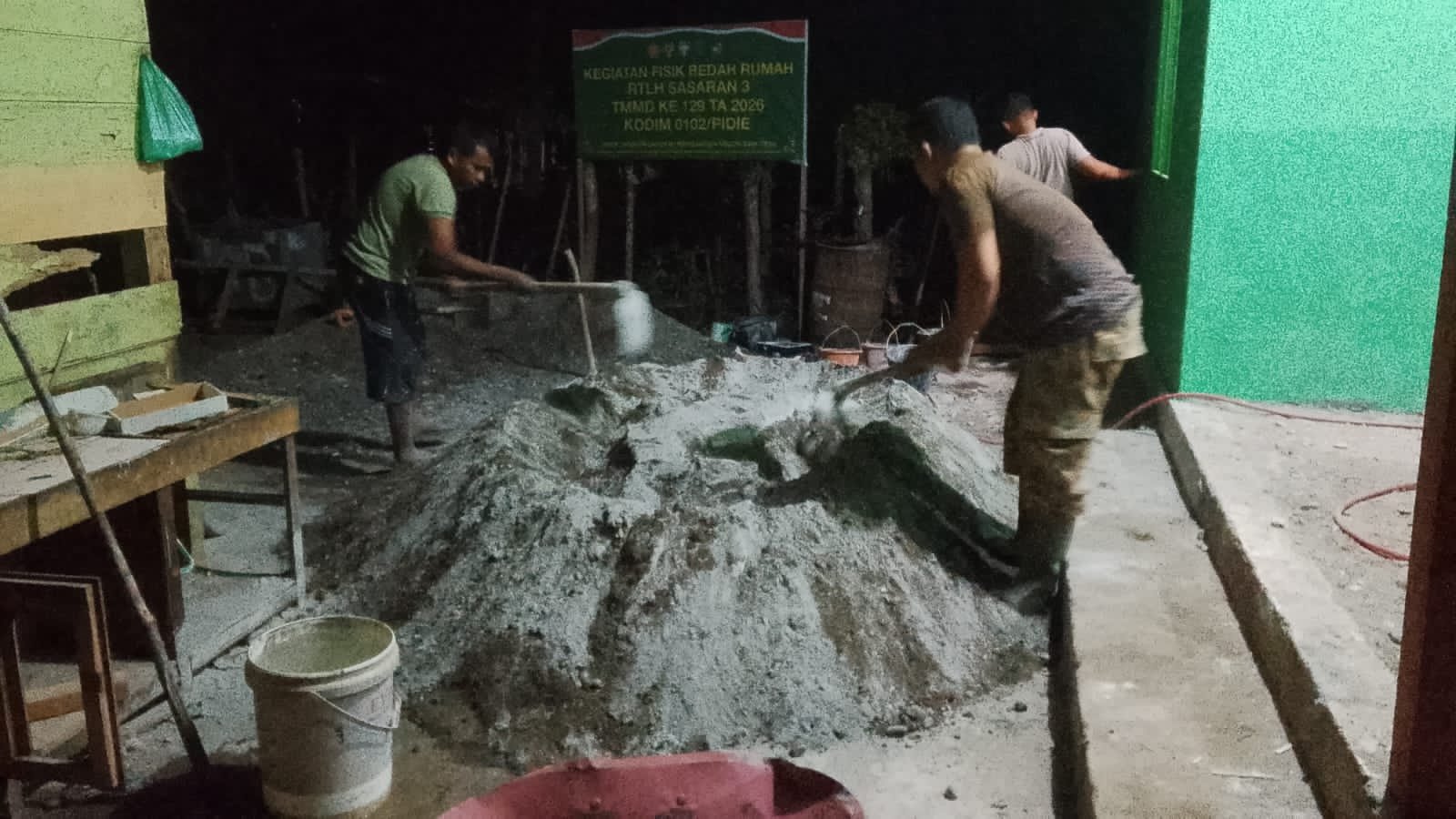 Lembur Demi Warga, Satgas TMMD Ke-129 Kodim 0102/Pidie Tuntaskan Pengecoran Lantai RTLH Hingga Malam