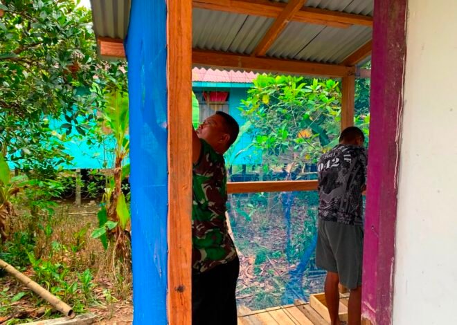 Anggota Satgas TMMD Kodim 1206/Psb Kebut Pemasangan Waring dan Pemlesteran Dinding MCK