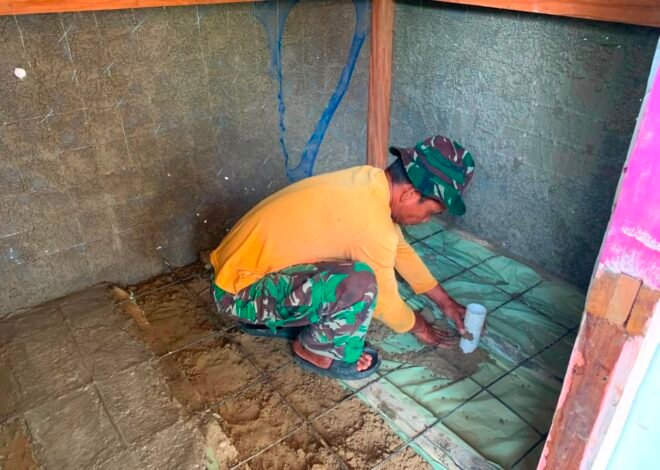 Guna Perkuat Struktur Bangunan, Satgas TMMD Regtas Ke-129 Kodim 1206/Psb Lakukan Pengecoran pada MCK