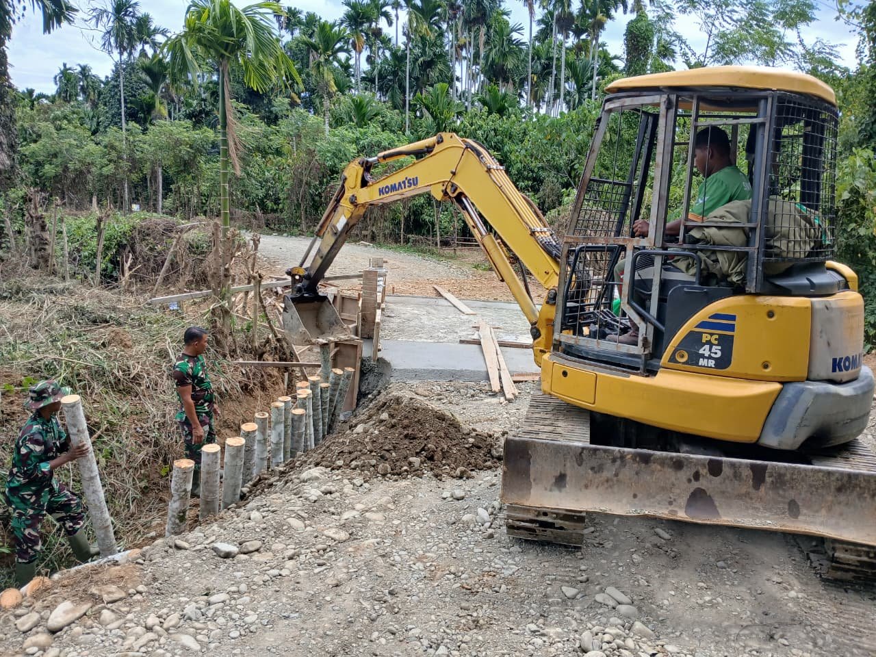 Perkuat Fondasi Jembatan, Satgas TMMD Ke-129 Kodim 0102/Pidie Pacu Pemasangan Cerucuk Penahan Bantaran Jalan