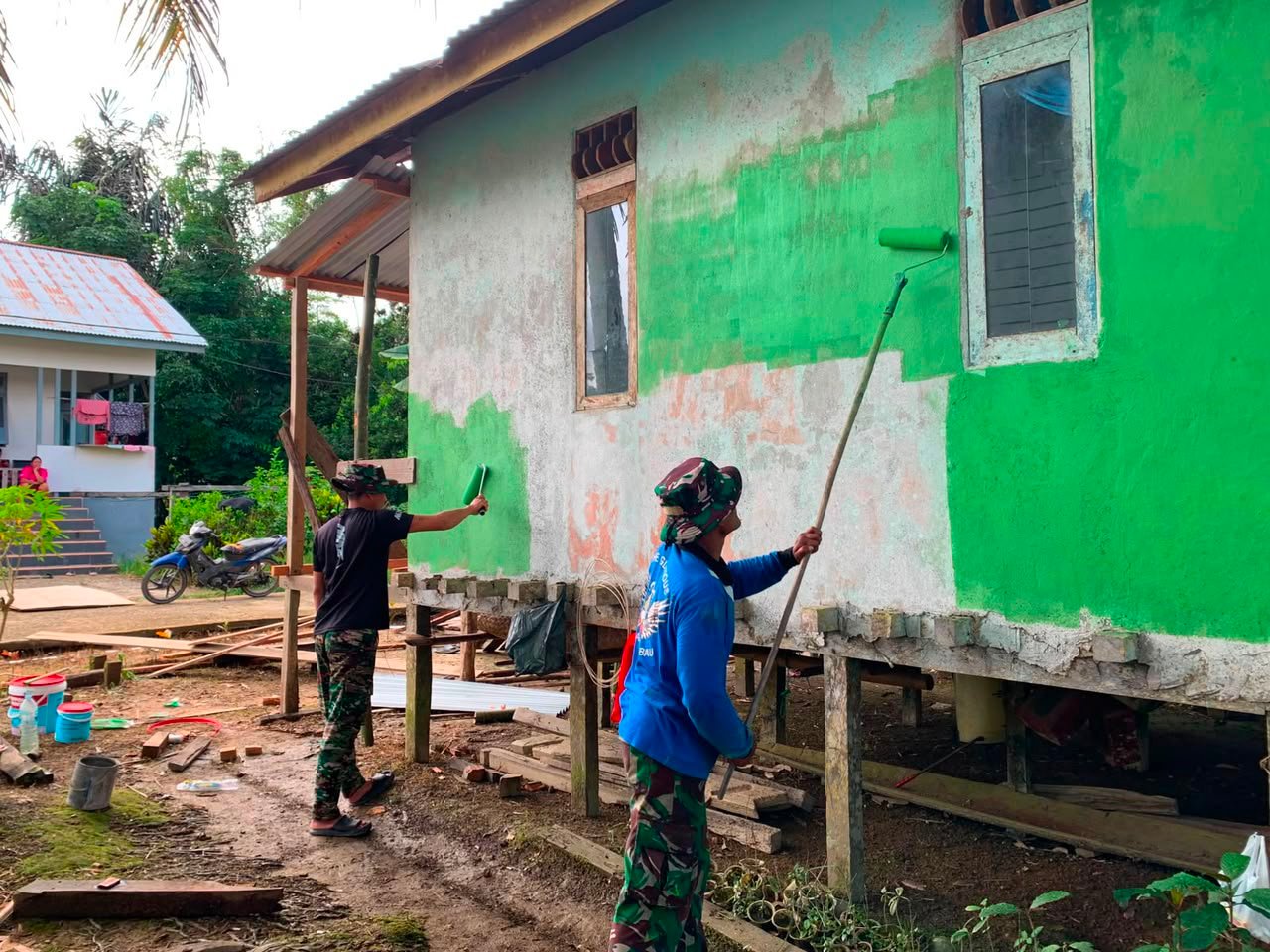 Rehab RTLH Pada Program TMMD Regtas ke-129 Kodim 1206/Psb Titik 1 Telah Siap dan Tampak Memasuki Proses Pengecatan Bagian Luar Bangunan
