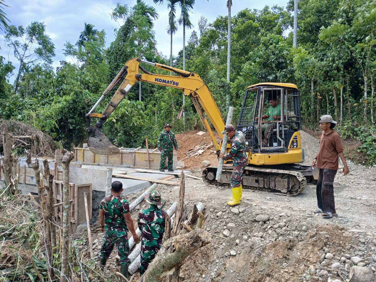 Satgas TMMD Ke-129 Kodim 0102/Pidie Perkuat Struktur Box Culvert dengan Pemasangan Cerucuk