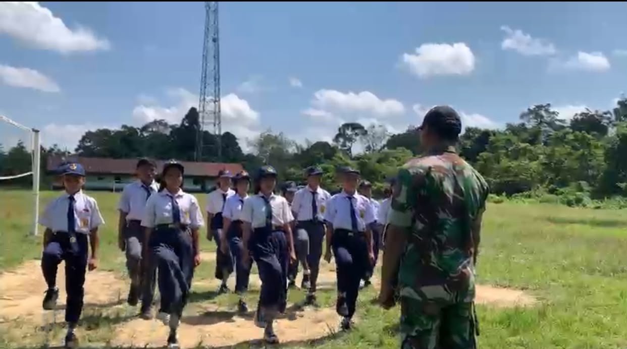 Tanamkan Disiplin, Cinta Tanah Air”, Anggota Satgas TMMD Ke-129 Kodim 1206/Psb Latih PBB di SMPN 4 Satap Embaloh Hilir