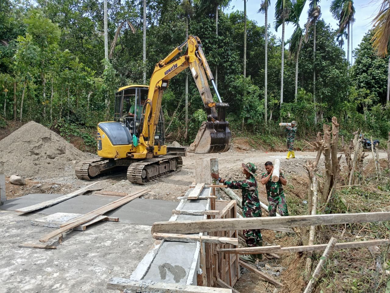 TMMD Ke-129 Kodim 0102/Pidie Kebut Penguatan Bantaran Jembatan Demi Kelancaran Akses Pertanian