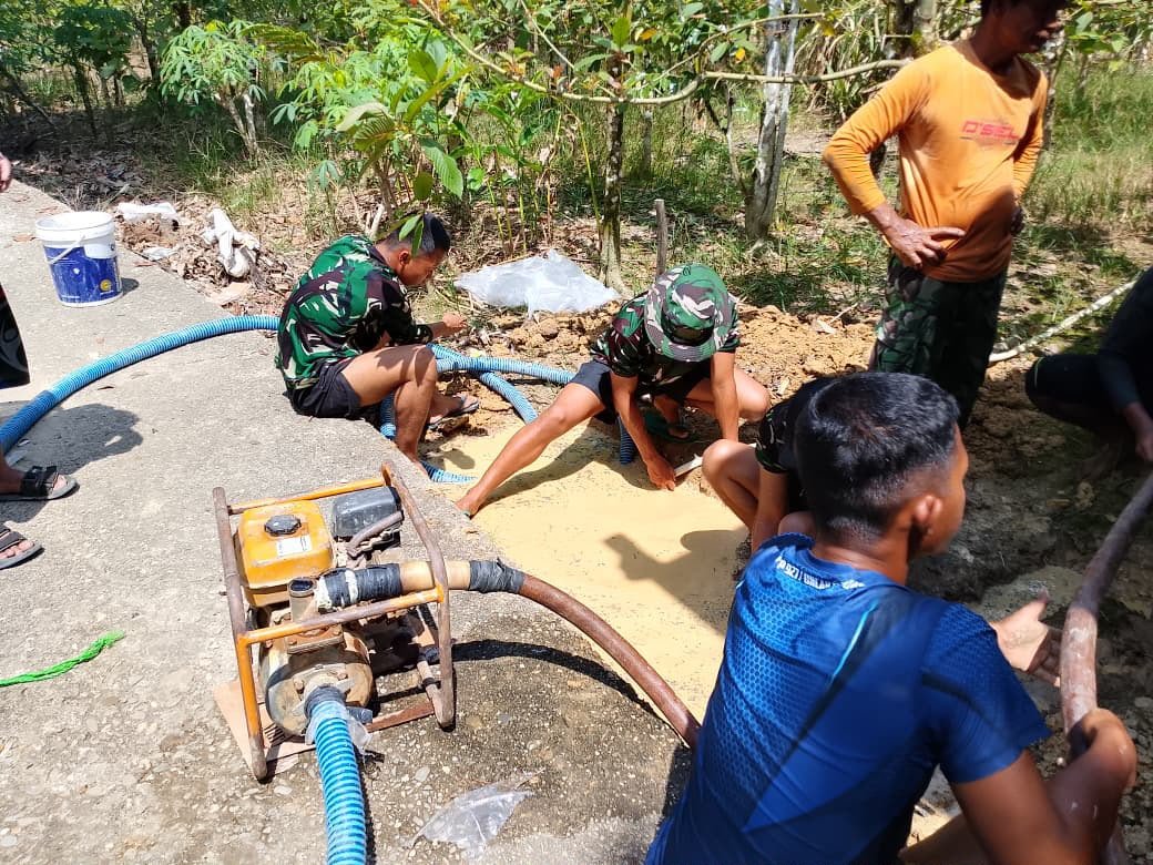 TMMD ke-129 Kodim 1206/Putussibau Mulai Bangun Sumur Bor, Warga Desa Ulak Pauk Sambut Gembira