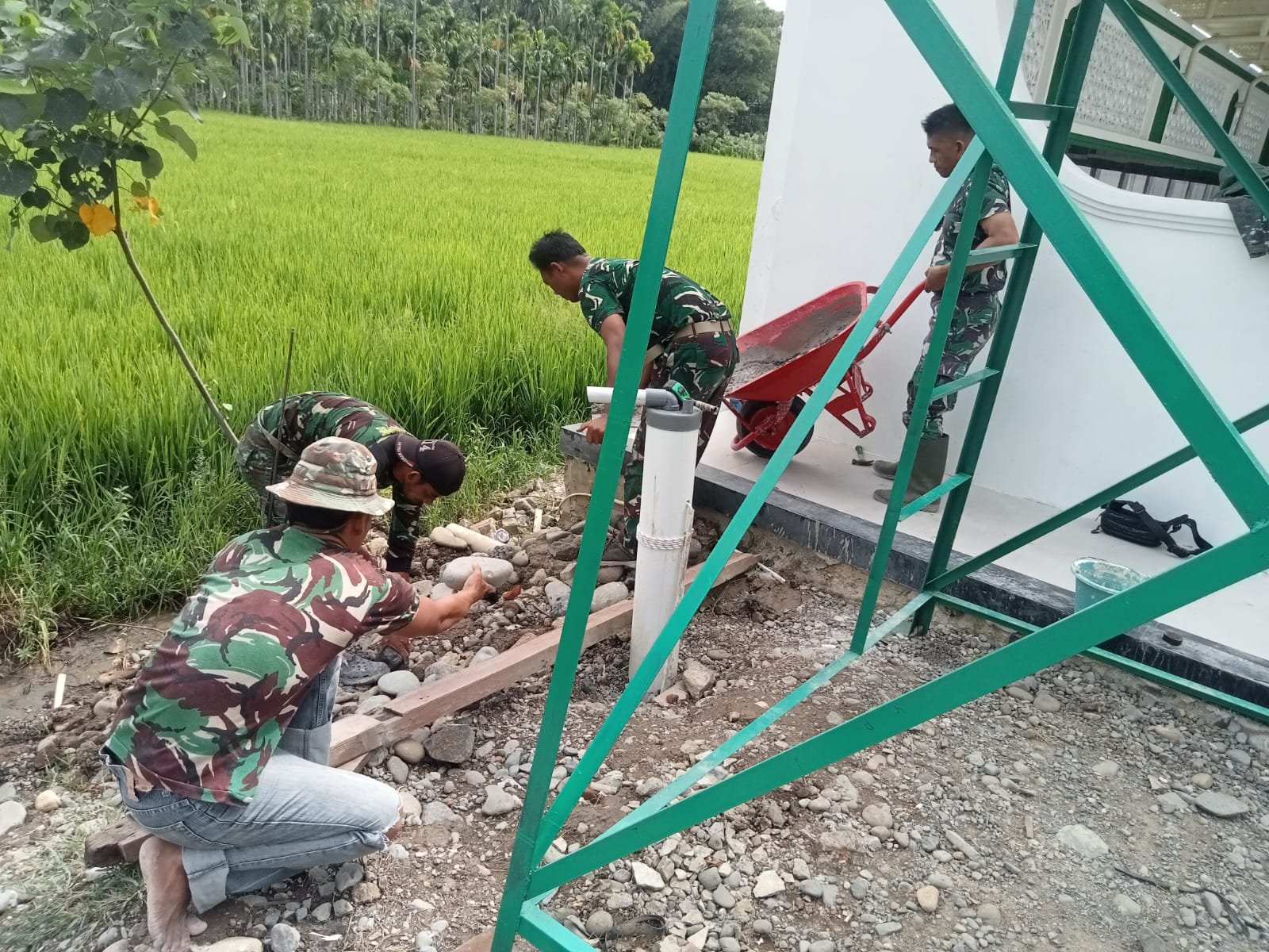 Satgas TMMD Ke-129 Kodim 0102/Pidie Lengkapi Sumur Bor dengan Pembangunan Tempat Wudhu Masjid Al Furqan