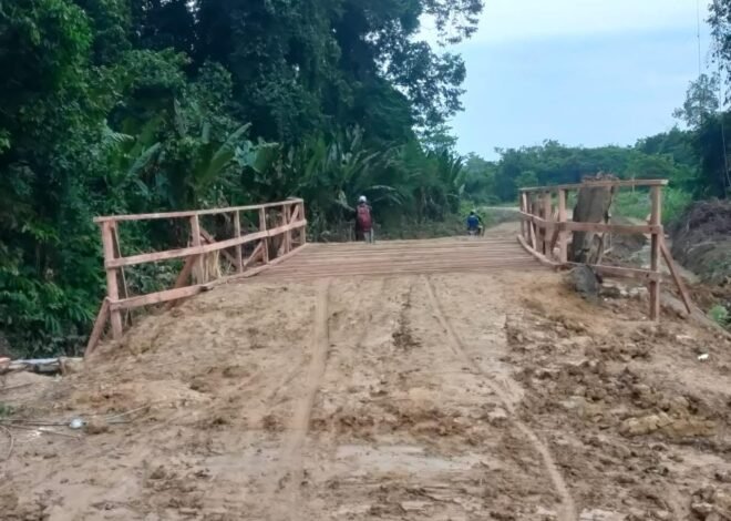 Genjot Akses Jalan, Satgas TMMD Ke-129 Kodim 1206/Psb Perkuat Jembatan Guna Percepat Pembangunan Jembatan Kerato di Ulak Pauk