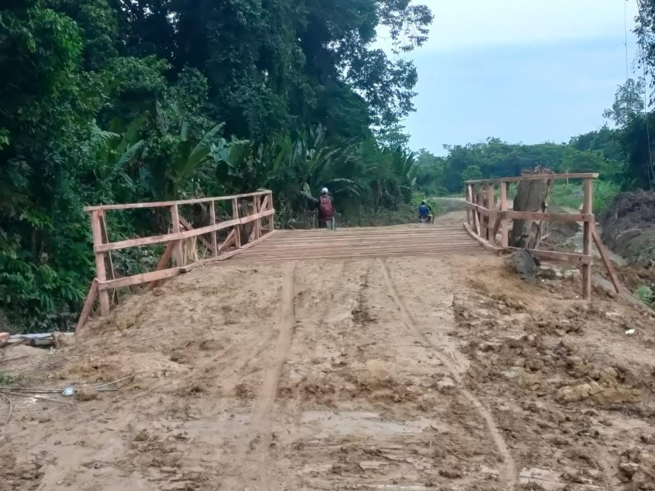 Genjot Akses Jalan, Satgas TMMD Ke-129 Kodim 1206/Psb Perkuat Jembatan Guna Percepat Pembangunan Jembatan Kerato di Ulak Pauk