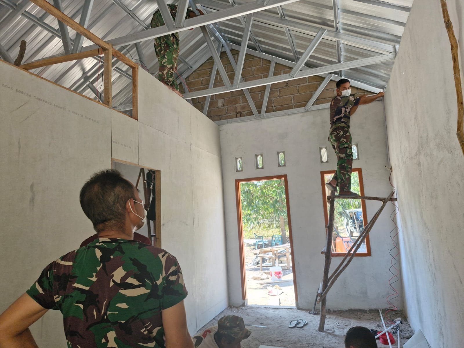 Listrik Terpasang, RTLH Bapak Ardiansyah Kian Siap Dihuni Berkat TMMD Ke-129