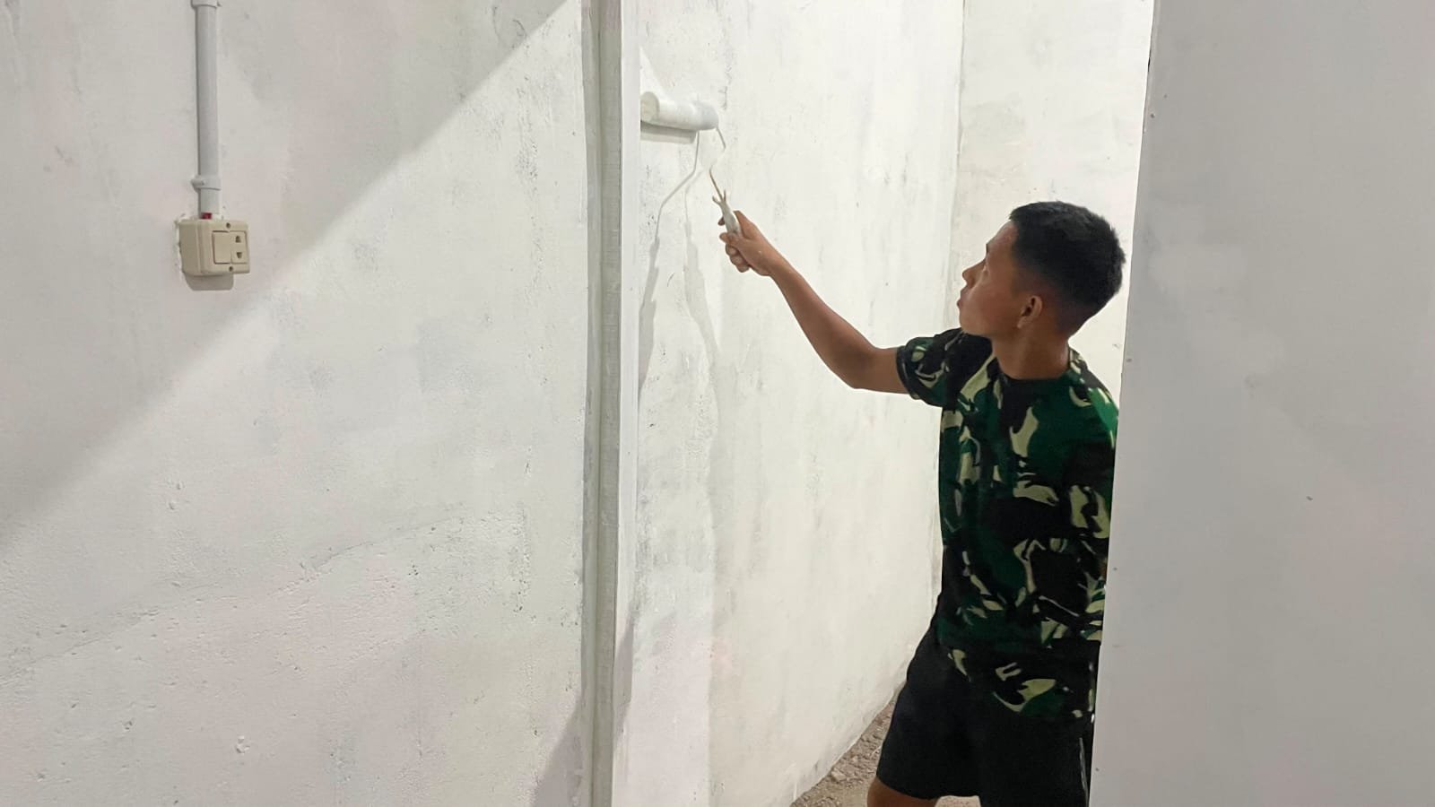 Satgas TMMD Kodim 0413/Bangka Plester Kamar Mandi RTLH, Wujudkan Hunian Sehat bagi Warga