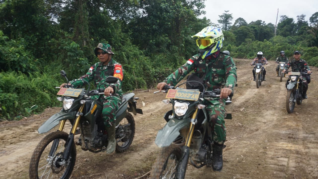 Akselerasi Pembangunan, Dansatgas TMMD ke-129 Kodim 1206/Putussibau Tinjau Langsung Progres di Lapangan