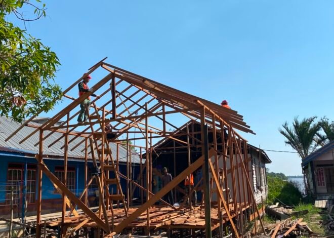 Kasau RTLH Ibu Rini Mulai Terpasang, Satgas TMMD Ke-129 Percepat Penyelesaian Rumah Layak Huni
