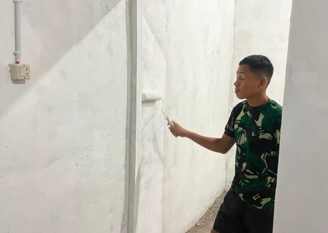 Gotong Royong Satgas dan Warga Sempurnakan Kamar Mandi RTLH di Lokasi TMMD Bangka