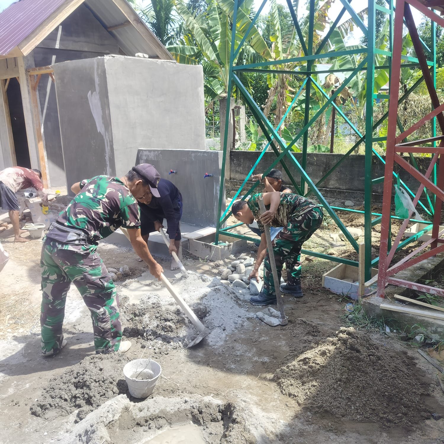 Pengecoran Tiang Tandon Air TMMD ke-129 di Blang Cot Dikerjakan Satgas dan Warga