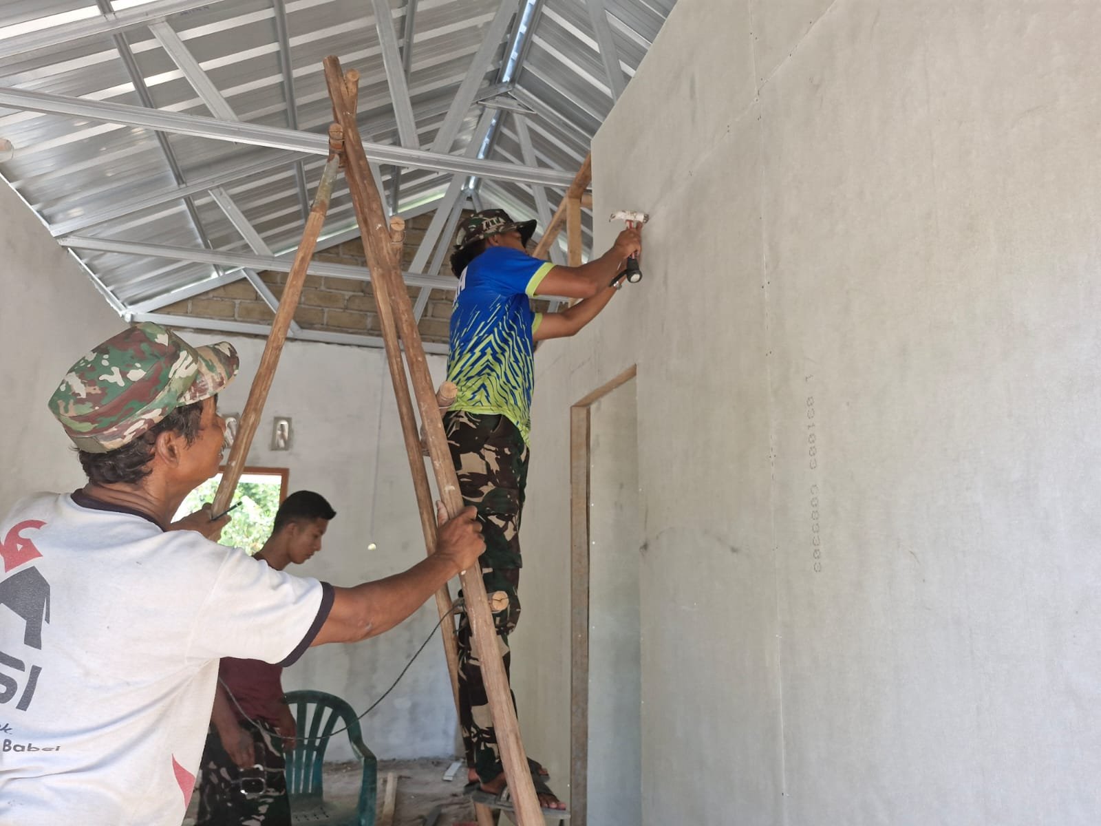 Progres RTLH Bapak Ardiansyah Terus Dikebut, Pemasangan Sekat Kamar Rampung