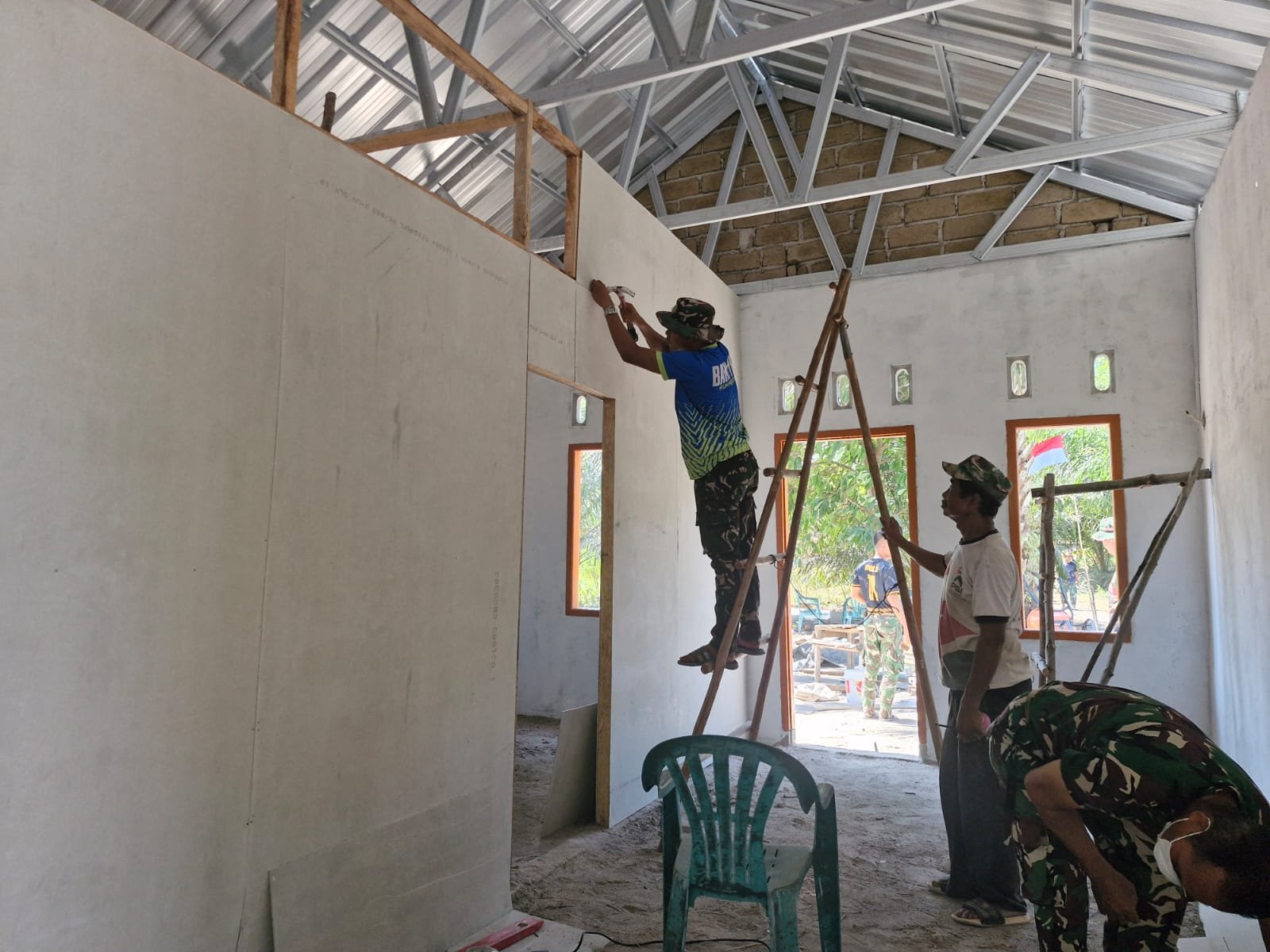 Sekat Kamar Terpasang, Rumah RTLH Pak Ardiansyah Kian Nyaman dan Privat