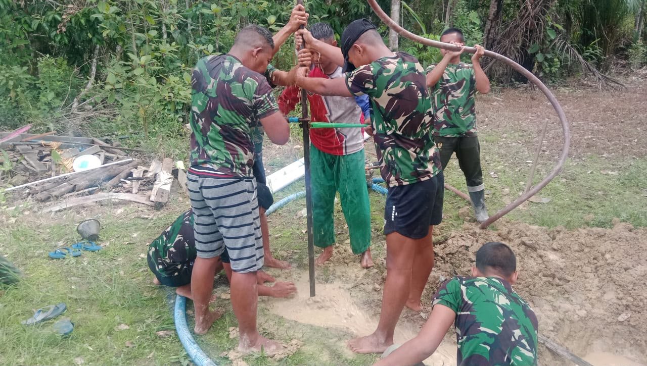 ATASI KRISIS AIR BERSIH, SATGAS TMMD BERJUANG GEBER PEMBUATAN SUMUR BOR UNTUK WARGA