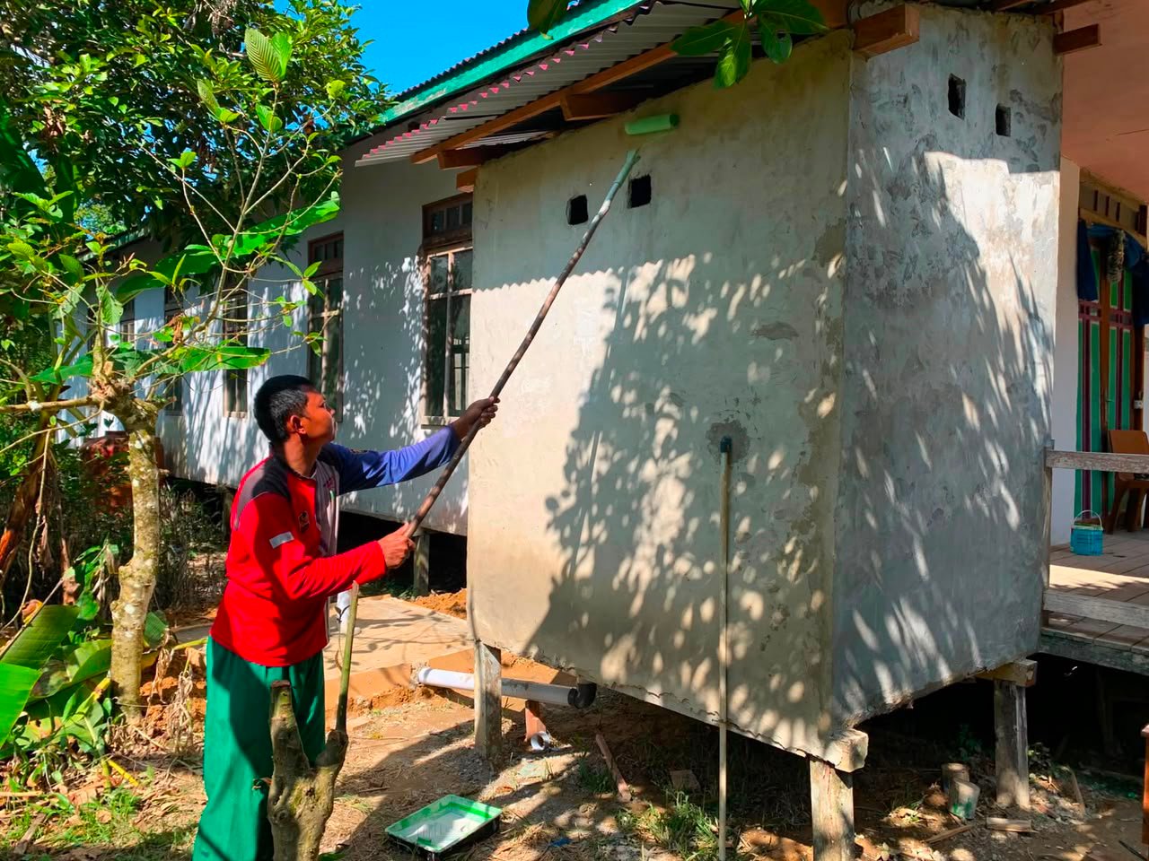 Wujud Nyata, Satgas TMMD Regtas Ke-129 Kodim 1206/Psb Kejar Target Penyelesaian MCK di Gereja Santo Mikael Desa Belatung