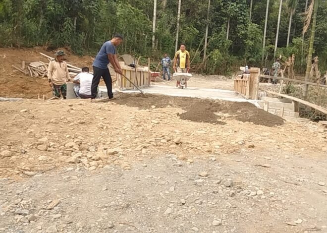 Tak Gentar Digempur Terik, Satgas TMMD ke-129 Kebutan Oprit Jembatan di Lhok Panah