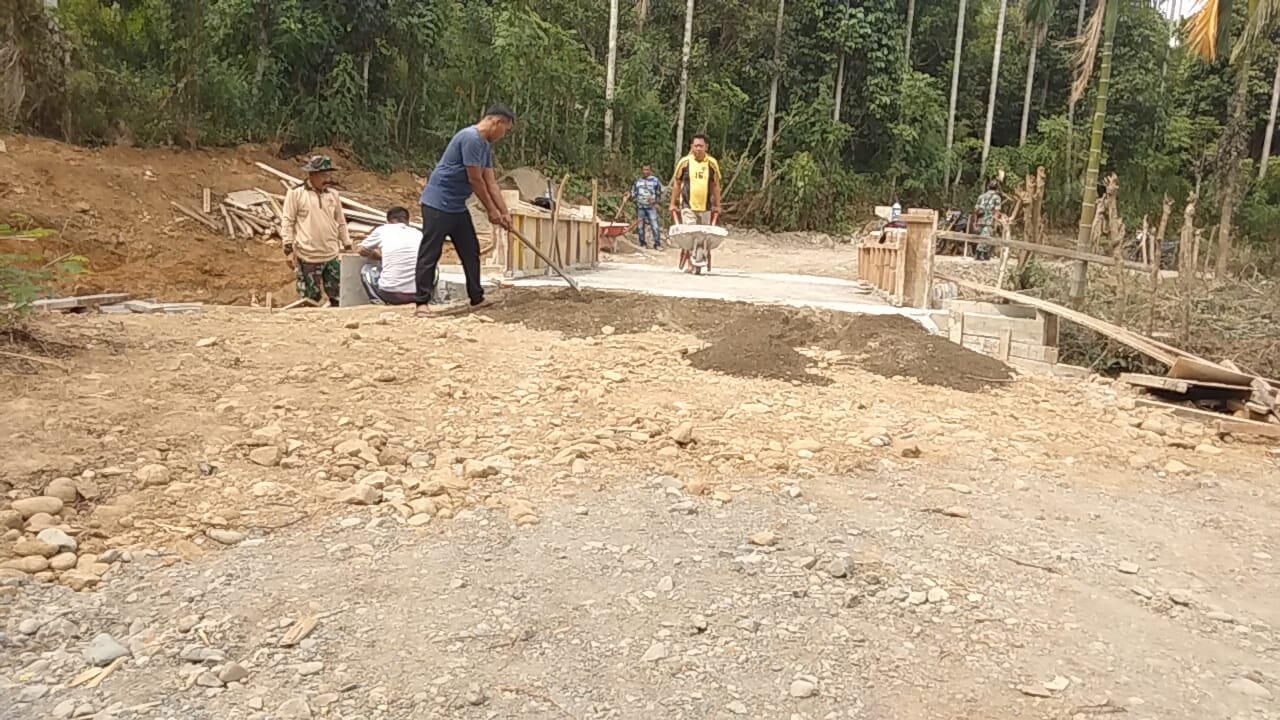 Tak Gentar Digempur Terik, Satgas TMMD ke-129 Kebutan Oprit Jembatan di Lhok Panah