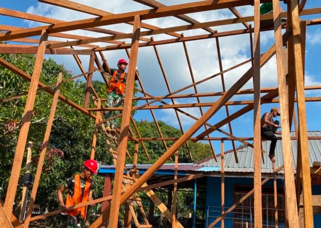 RTLH Ibu Rini Terus Dikebut, Satgas TMMD Fokus Selesaikan Rangka Atap