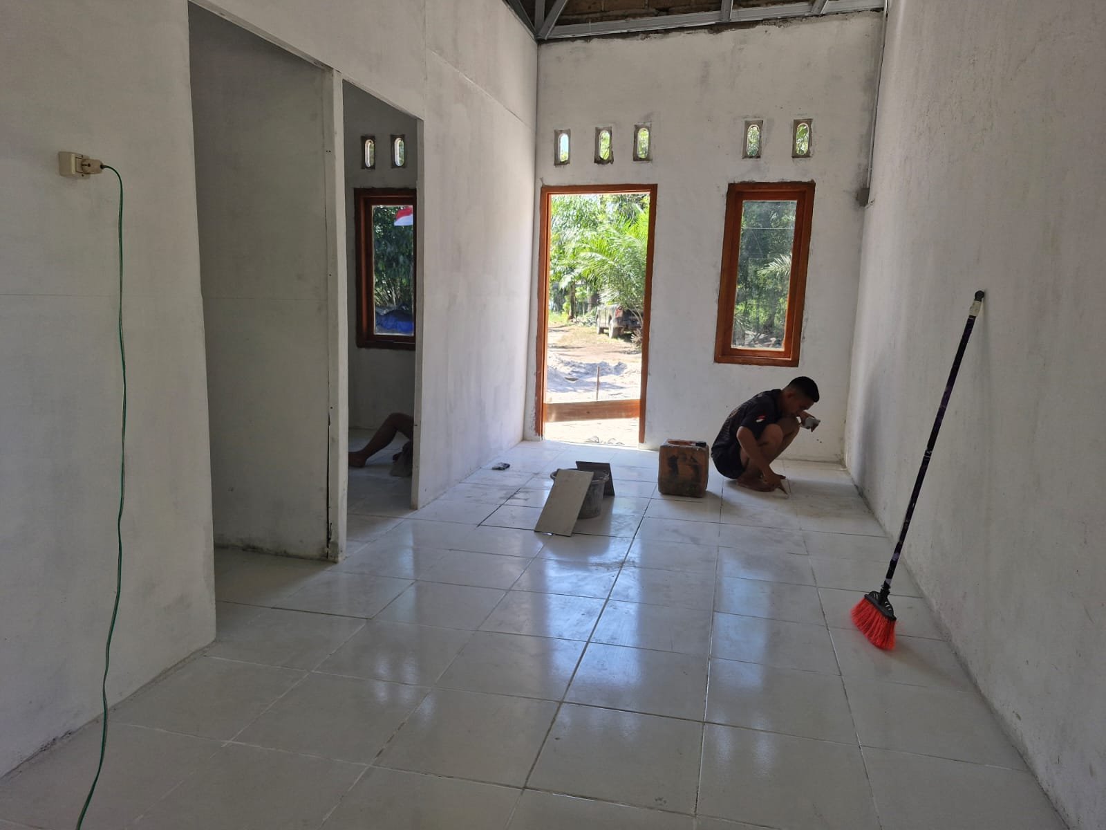 Gotong Royong TNI dan Warga Sempurnakan RTLH Ibu Rodiah Menuju Hunian Impian