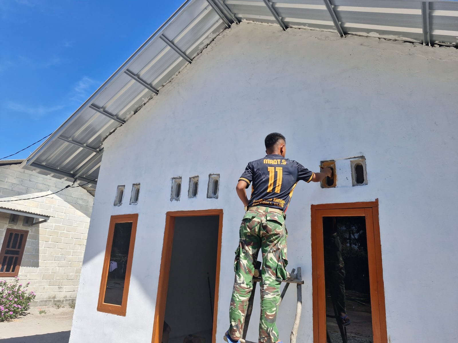 Keramik Terpasang, Pintu dan Jendela Dicatat Ulang, RTLH Ibu Rodiah Makin Rapi