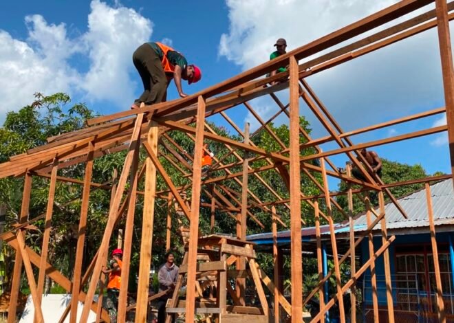 Tahap Pemasangan Kasau Jadi Penanda RTLH Ibu Rini Semakin Mendekati Finishing