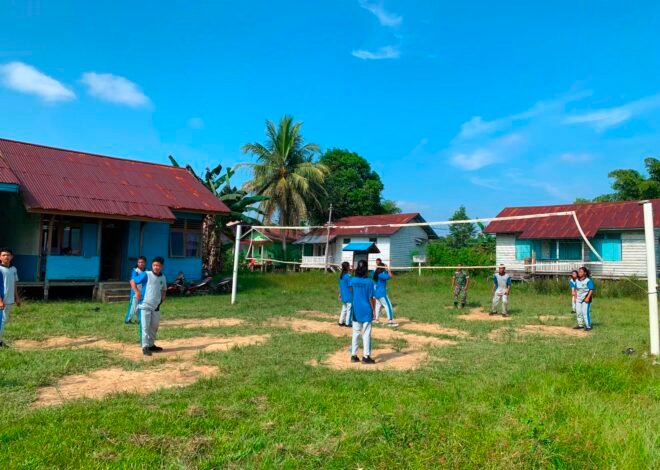 Jalin Keakraban, Prajurit Satgas TMMD Regtas Ke-129 Kodim 1206/Putussibau Latih Olahraga Voli di SMPN 4 Satap Embaloh Hilir